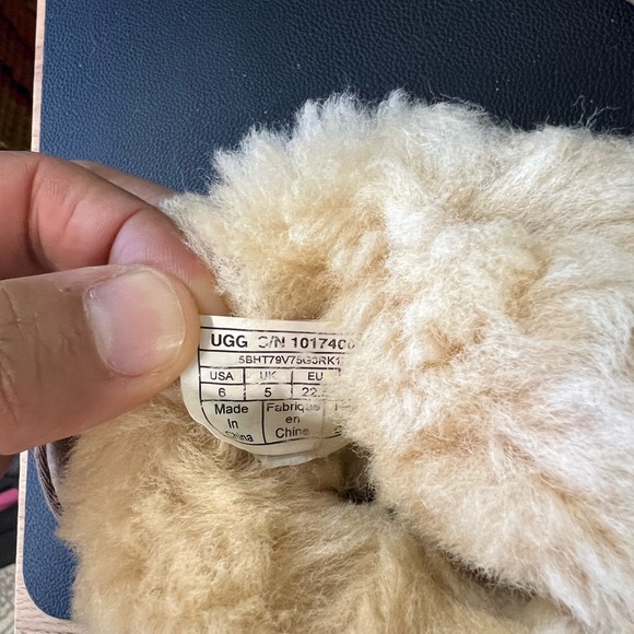 Ugg Bailey Button II Water Resistant Genuine Shearling Boot - Picture 5 of 6